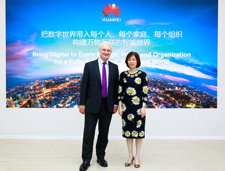 Graham Stuart MP, Minister for Investment, Department for International Trade (DIT), welcomed to Huawei by Ms Chen Lifang, Director of the Board and Senior Vice-President, Huawei Group