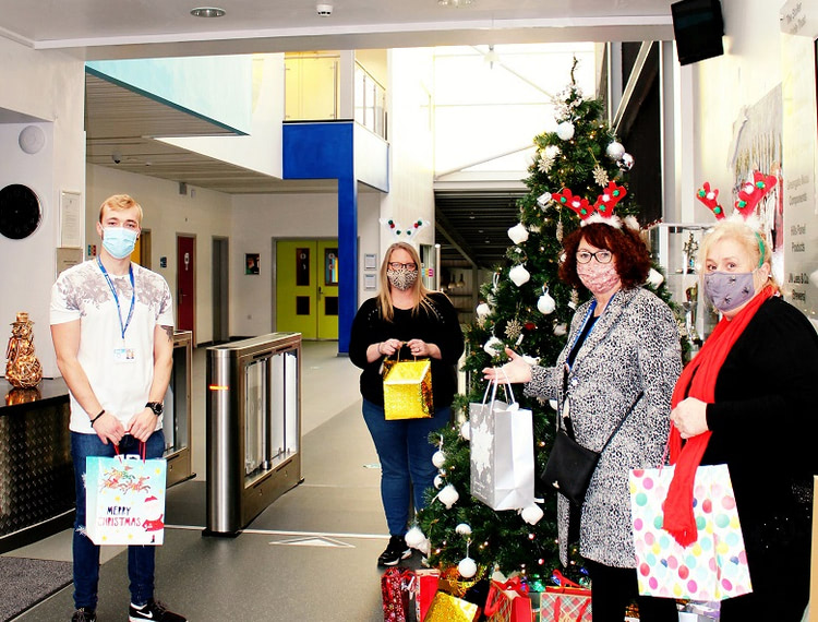 OLDHAM COLLEGE AND WILLMOTT DIXON MAKE CHRISTMAS SPECIAL FOR YOUNG PEOPLE IMPACTED BY COVID-19