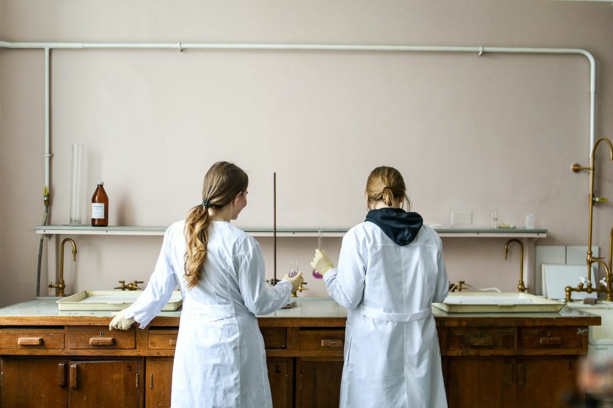 2 women in a science lab