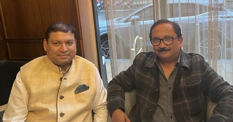 L to R)  Sundeep Bhutoria, Managing Trustee of the Prabha Khaitan Foundation meets with Dr Padmesh Gupta, Managing Director of Oxford Business College.