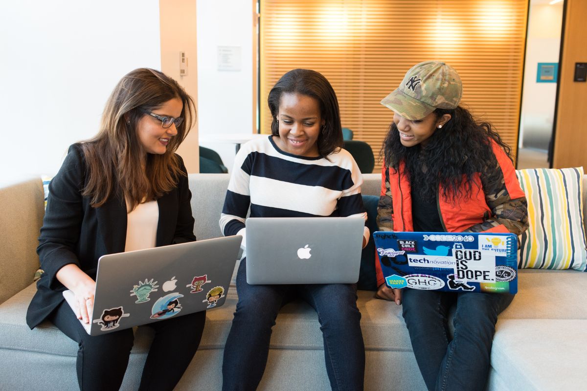 3 women students together learning