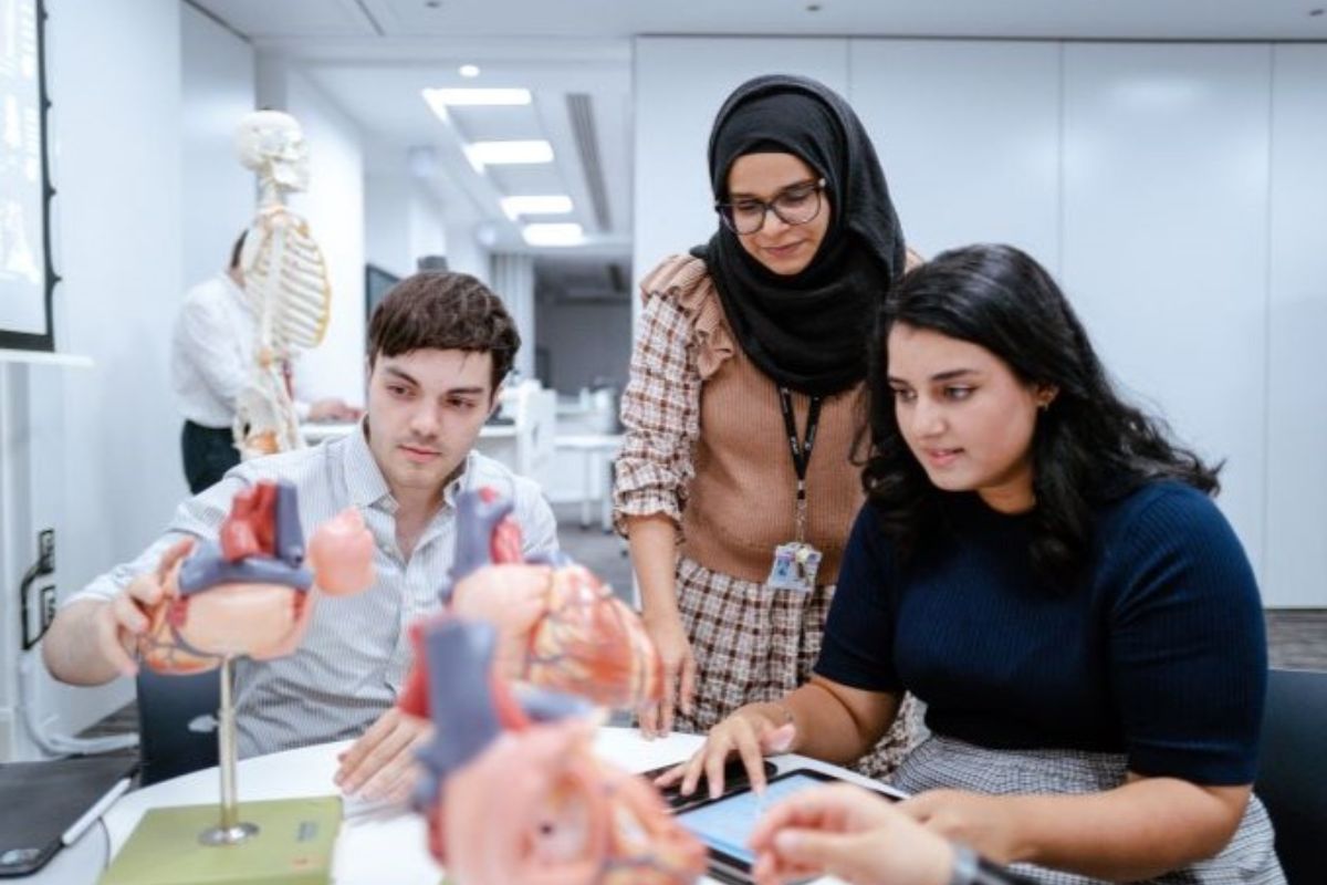 3 university students working