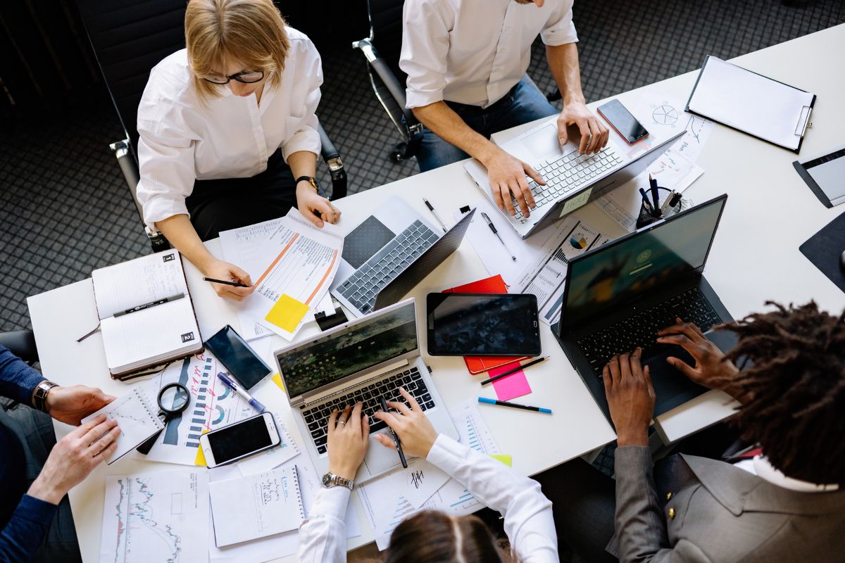 eam-of-people-working-at-desks-looking-productive-Pexels-Stock