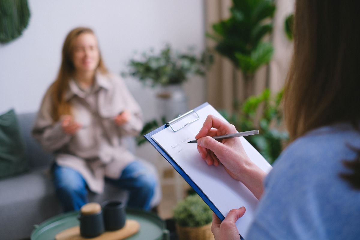 counselling-session-lady-in-background-blurred-out-pexel-stock