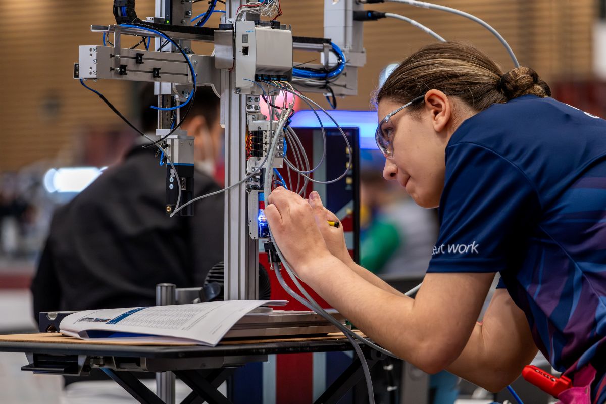 WorldSkills UK Centre of Excellence to partner with Tameside College to shape new industry-education blueprint