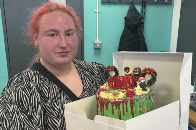 Kiera with the Christmas cake she baked for her classmates for few news