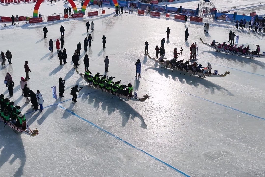 Cambridge and Oxford students race on frozen river in Chinafor inaugural Ice Dragon Boat event