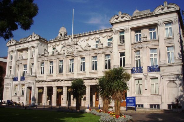 Front elevation of neoclassical Queen's Building by Ewan Munro, Wikimedia Commons