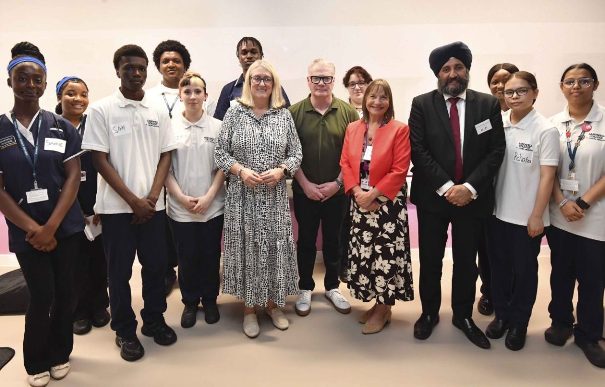 Caption – (l-r) Minister of Skills Jacqui Smith, Mayor of West Midlands Richard Parker, CEO & Principal of The Sandwell Colleges Lisa Capper MBE, MP for Smethwick Gurinder Singh Josan at the launch with Healthcare students