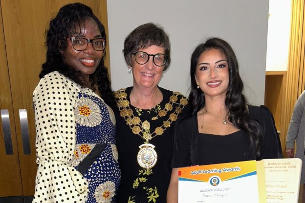 Sanaa presented with award